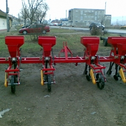 Semanatoare-porumb-mecanica-cu-fertilizare-pe-4-randuri-3